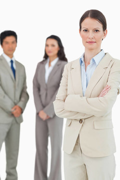 自信的女商人抱著雙臂和團(tuán)隊(duì)在她身后