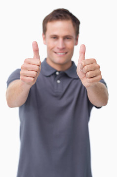 微笑的年輕人給予的豎起大拇指
