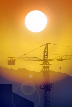 建筑起重機和太陽