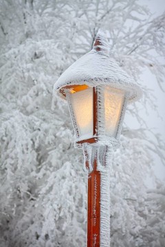 在下雪的路燈