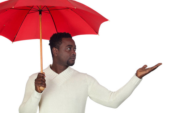 帶紅色雨傘的迷人的非洲男人