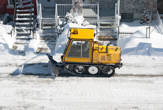 城市街道打掃積雪的掃雪機