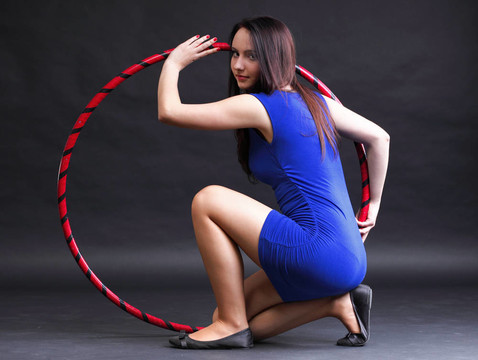 美麗的女人在藍(lán)色的舞蹈圈