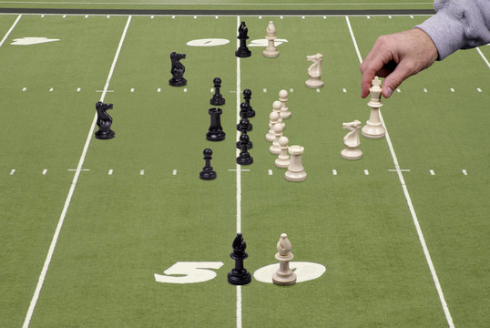 帶有進(jìn)攻性教練的國際象棋足球