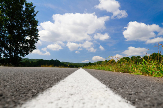 空曠的鄉(xiāng)間道路