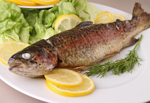 板上烤鱒魚