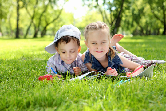 公園里的孩子們在讀一本書