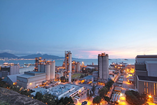 水泥廠；混凝土或水泥廠；重工業(yè)或建筑業(yè)。