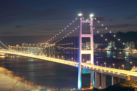 夜間交通公路橋