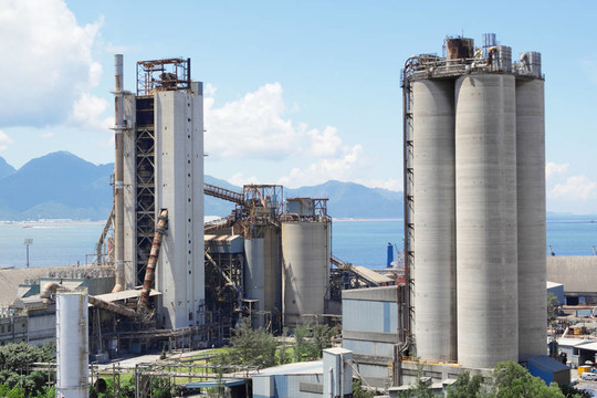 水泥廠；混凝土或水泥廠；重工業(yè)或建筑業(yè)。