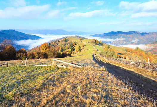 秋天薄霧清晨山
