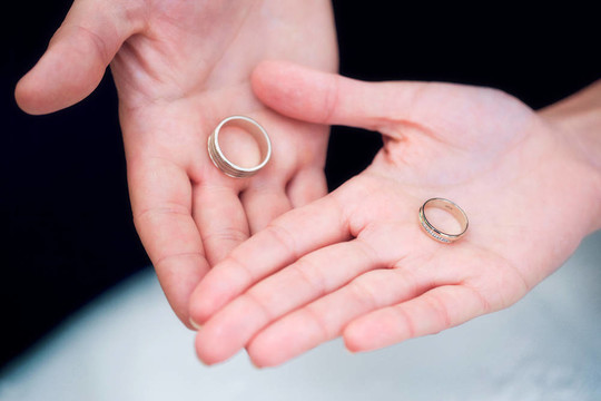 兩個(gè)結(jié)婚戒指