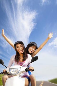 快樂(lè)的年輕女子騎摩托車去避暑