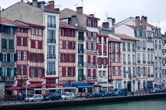 隨著銀行尼夫老建筑；Bayonne；法國