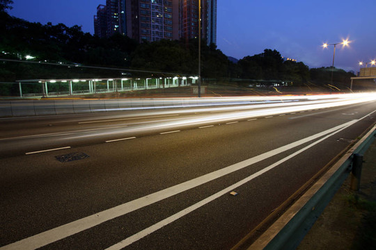 在香港高速公路夜間交通