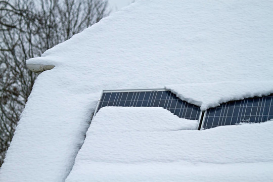 太陽能電池板上的雪