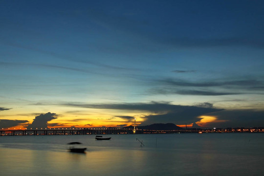 在香港向深圳中國沿海的日落