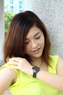 亞洲女人微笑戶外