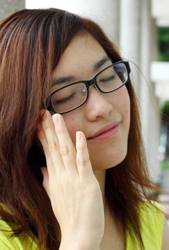 帶眼鏡的亞洲女人
