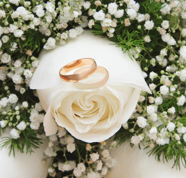 結(jié)婚戒指和玫瑰