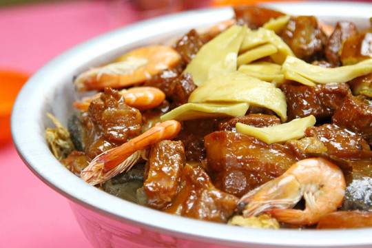 雙關(guān)彩晚餐；傳統(tǒng)菜在香港。