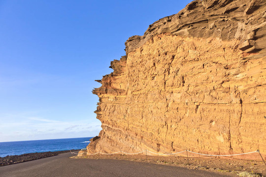 在埃爾戈?duì)柛Ｋ{(lán)天的火山石形成；蘭薩羅特島