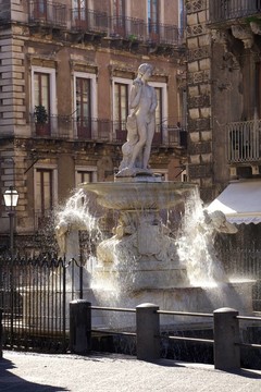 Amenano的噴泉；Catania
