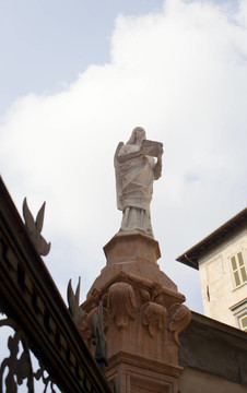 面包山女神石雕像；Baptistry在貝加莫阿爾塔