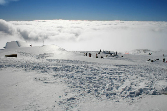 屋頂?shù)男∥?埃特納火山被雪覆蓋