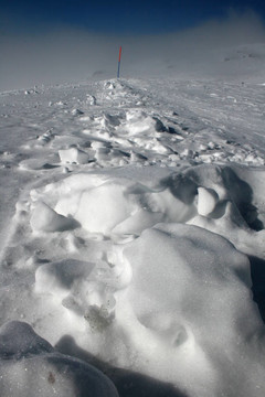在埃特納火山的雪；西西里島