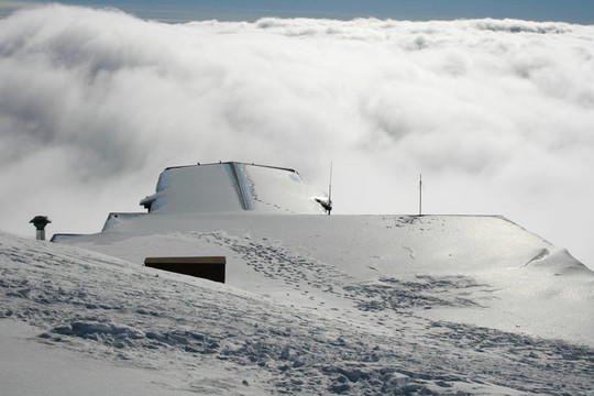 屋頂?shù)男∥?埃特納火山被雪覆蓋