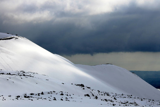 埃特納火山；西西里島被白雪覆蓋的火山