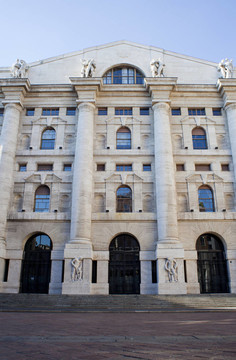 Palazzo della Borsa。戏剧性的天空交换建筑；米兰