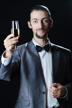 在玻璃上品嘗葡萄酒的人