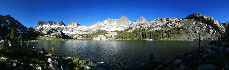 山湖全景
