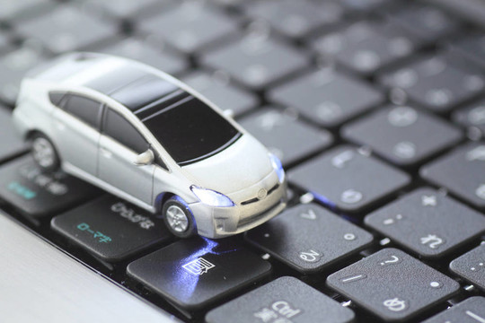 鍵盤上的汽車模型