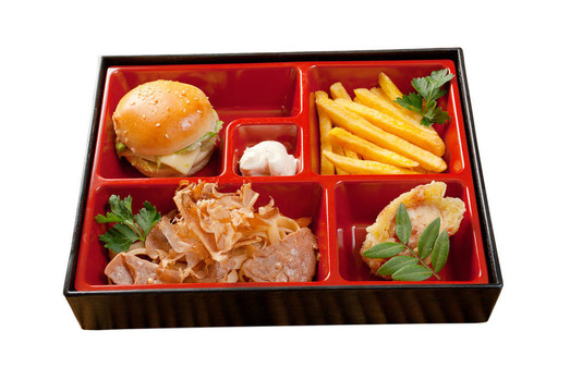 日本便當午餐盒快餐與豬肉三明治和蔬菜；