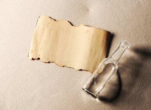 瓶子里的信息。紙是空白的放任何你想要的信息