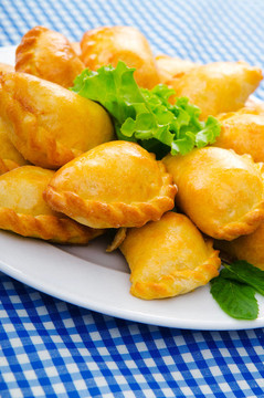 板充滿(mǎn)美味的肉餅