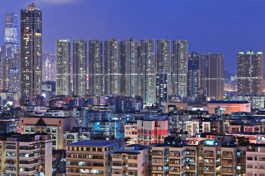 香港在晚上擁擠的建筑物