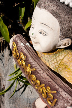 泥塑。