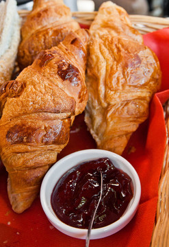 餐桌上的美味新鮮的croissan！