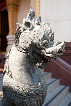獅子頭雕像。