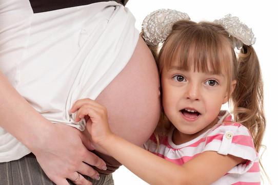 懷孕的女人和她的女兒
