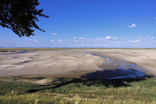 在對法國蛋白石海岸低潮的海景，沙灘