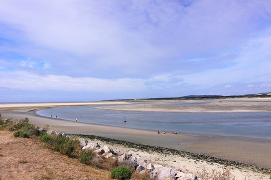在對(duì)法國(guó)蛋白石海岸低潮的海景，沙灘