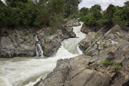 自然的力量：Li Phi Waterfalls