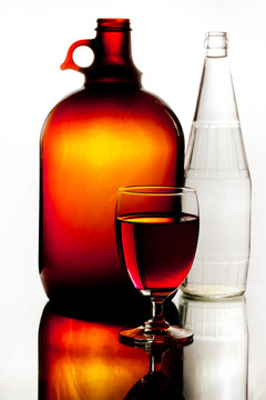 白棕色酒瓶和紅酒杯