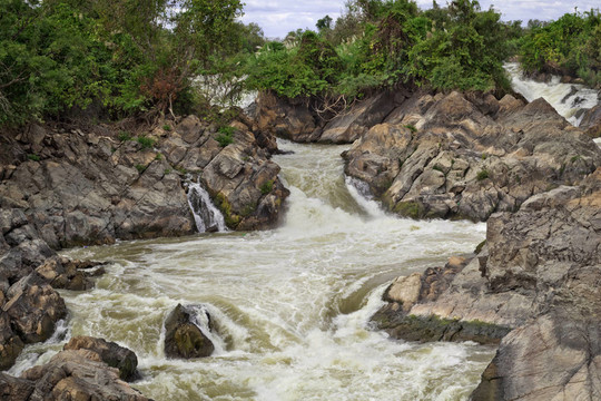 自然的力量：Li Phi Waterfalls