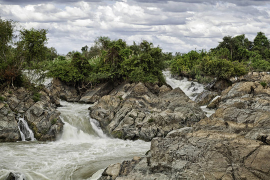 自然的力量：Li Phi Waterfalls